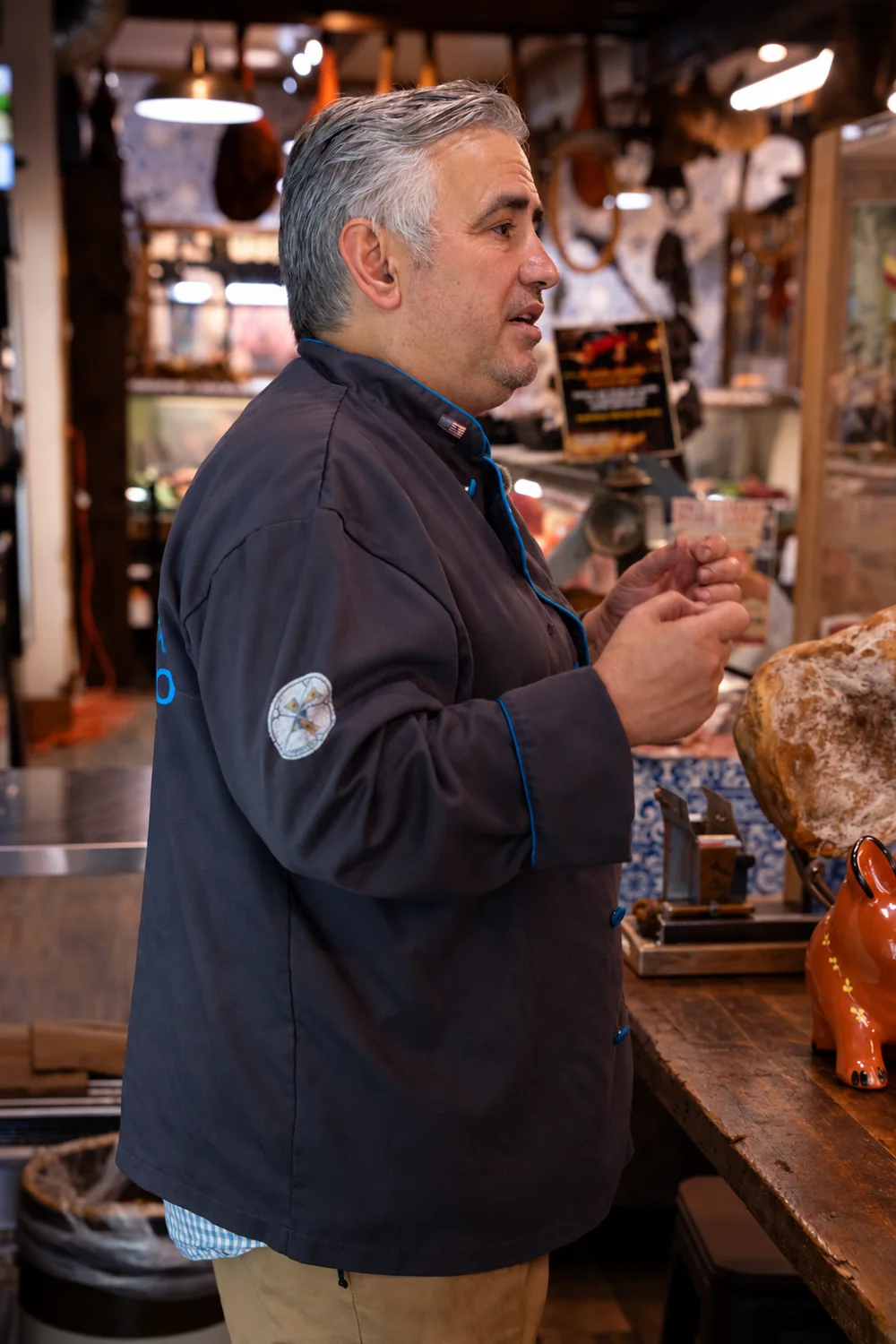 Don Rodrigo speaking with guests in the Borralho kitchen